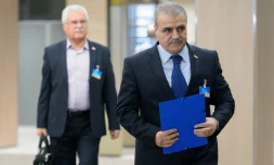 Le chef de la délégation du Haut comité des négociations (HCN, qui regroupe les principaux membres de l'opposition syrienne), Asaad al-Zoabi (d), et un autre membre du HCN George Sabra au siège des Nations unies à Genève le 15 avril 2016
