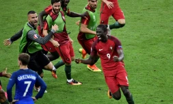 Le François Antoine Griezmann et le Portugais à l'issue de la finale de l'Euro-2016 le 10 juillet 2016 au Stade de France à Saint-Denis