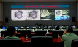 Des scientifiques chinois au Centre spatial de Jiuquan surveillent le vaisseau spatial Shenzhou-9 alors qu'il se prépare à relier le module Tiangong-1, le 24 juin 2012