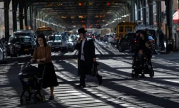 Des passants dans le quartier de Borough Park, à Brooklyn, au début de la semaine de la Pùque juive, le 26 mars 2021