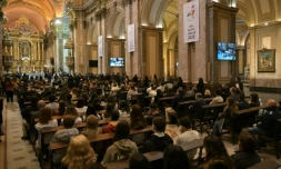 Des fidèles suivent une messe à la cathédrale de Buenos Aires, le 21 avril 2025