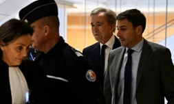 Le PDG de LVMH Bernard Arnault (2e d) arrive au tribunal à Paris pour être entendu dans le procès de l'ex-patron du renseignement intérieur Bernard Squarcini, le 28 novembre 2024