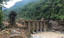 Une centrale Ă©lectrique endommagĂ©e sur la riviĂšre Teesta prĂšs de Singtam, dans l'Ătat du Sikkim, aprĂšs des crues subites, le 5 octobre 2023 en Inde