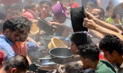 Distribution de nourriture dans le quartier de Rimal à Gaza-ville, le 18 juin 2025