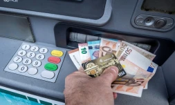 Les frais bancaires pénalisent particulièrement les personnes en difficulté financière, pour qui ils sont multipliés par presque dix par rapport à l'ensemble des clients