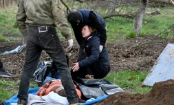 Une femme en larmes lors des fouilles pour exhumer le corps de son mari tué à Andriivka, prÚs de Kiev, le 11 avril 2022