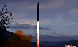 Cette photo prise le 28 septembre 2021 et publiée par l'agence de presse officielle de la Corée du Nord KCNA le 29 septembre, montre le tir d'essai d'un missile hypersonique Hwasong-8 nouvellement développé, dans le comté de Ryongrim de la province de Jagang, en Corée du Nord