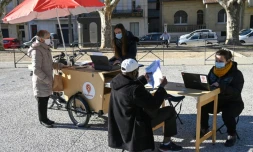 Des assistants sociaux aident des habitants, privés d'internet, à faire leurs démarches administratives en ligne, à Béziers, le 8 février 2022