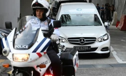 Le cortège transportant la dépouille de l'ex président Robert Mugabe en route pour l'aéroport de Singapour le 11 septembre 2019 pour des obsèques nationales au Zimbabwe.
