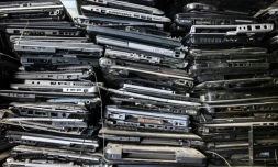 De vieux d'ordinateurs portables empilés sur des étagères dans l'atelier local de l'ONG Electronic Waste Initiative Kenya (E-WIK) à Nairobi, le 3 décembre 2021