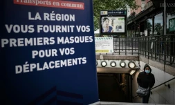 Une passante sort d'une station de métro parisien à Vincennes le 30 avril 2020