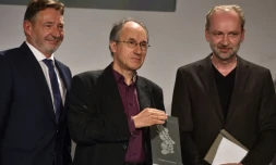 L'auteur allemand Ferdinand von Schirach (d) avec le rédacteur en chef de Charlie Hebdo (c) à Postdam le 17 septembre 2015