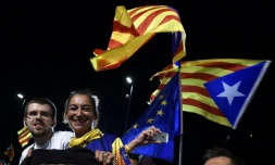 Des militants pro-indépendance manifestent leur joie le 27 septembre 2015 à Barcelone à l'annonce de leur victoire aux élections régionales