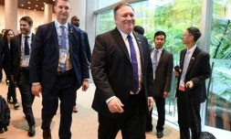 Le secrétaire d'Etat américain Mike Pompeo (C) arrive à une réunion des pays d'Asie du Sud-Est à Singapour, le 3 août 2018