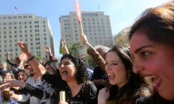 Des militants pro-avortement manifestent leur joie devant le tribunal Constitutionnel, le 21 août 2017 à Santiago au Chili