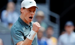 L'Italien Jannik Sinner brandit le poing lors de sa demi-finale contre le Français Arthur Fils, le 1er mai 2026 au Masters 1000 de Madrid