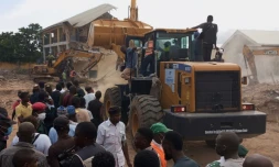 Des secouristes utilisent des pelleteuses sur le site de l'école qui s'est effondrée à Jos, au Nigeria, le 12 juillet 2024