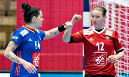 L'arriÚre de l'équipe de France Alexandra LacrabÚre et la gardienne Amandine Leynaud lors du match de l'Euro contre l'Espagne le 10 décembre 2020 à Herning, au Danemark