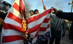 Des manifestants brûlent un drapeau américain à Najaf en Irak, le 30 décembre 2019