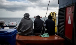 Des migrants assis sur le pont du Sea Watch 3, le 30 janvier 2019 au large de Syracuse, en Italie