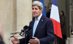 Le secrétaire d'Etat américain John Kerry s'adresse aux journalistes depuis le perron de l'Elysée, le 17 novembre 2015