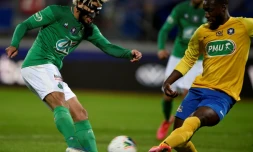 Le milieu de Saint-Etienne Mahdi Camara (g) face au défenseur d'Epinal Souleymane Sangaré en quart de finale de la Coupe de France, le 13 février 2020  au stade Marcel-Picot à Tomblaine 