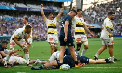 La joie des Rochelais après l'essai victorieux de l'ailier Arthur Retière face au Leinster, lors de la finale de la Coupe d'Europe, le 28 mai 2022 au Stade Vélodrome à Marseille
