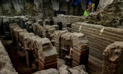 Un archéologue grec étudie les ruines de l'ancien Thessalonique découvertes sur le chantier du nouveau métro, le 25 avril 2018