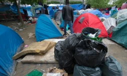 Des migrants installés le 4 juin 2016 dans les Jardins d'Eole à Paris