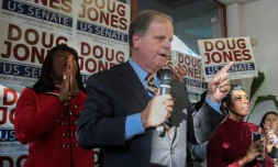 Le candidat démocrate au Sénat dans l'Etat de l'Alabama Doug Jones lors de la campagne électorale à Birmingham, Alabama, le 10 décembre 2017