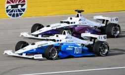 La voiture de course autonome de l'équipe TII EuroRacing dépasse celle de l'équipe TUM lors de l'Indy Autonomous Challenge à Las Vegas le 7 janvier 2022