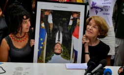 A Bayonne, le 25 août 2019, en marge d'un G7, des militants manifestent avec l'un des portraits de Macron décroché en France et renversé pour l'occasion