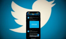 Le logo de Twitter le 26 octobre 2020, sur une tablette et sur un smartphone à Toulouse