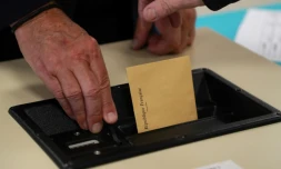 Un électeur glisse son bulletin de vote dans l'urne, le 15 mars 2020 à Cucq (Pas-de-Calais, au premier tour des élections municipales
