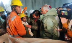 Un des 41 ouvriers qui étaient piégés dans le tunnel de Silkyara parle avec un ministre indien, Pushkar Singh Dhami, aprÚs son sauvetage, le 28 novembre 2023