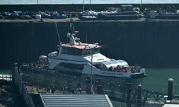 Le navire "Hurricane" des forces frontalières britanniques, transportant des migrants recueillis en mer alors qu'ils tentaient de traverser la Manche depuis la France, arrive à la marina de Douvres, dans le sud-est de l'Angleterre, le 6 mars 2025