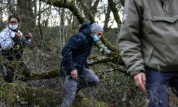 Cédric Jubillar (au centre), époux de Delphine Jubillar, participe à des recherches organisées par la gendarmerie le 23 décembre 2020 à Cagnac-les-Mines (Tarn)
