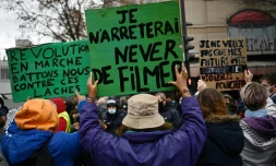 Des manifestants contre la proposition de loi "Sécurité globale" le 12 décembre 2020 à Paris