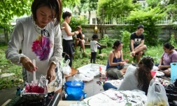 Prontip Mankong, ancienne prisonnière politique, fabrique du maquillage à l'aide de cosmétiques recyclés avec d'anciennes co-détenues bénévoles à Bangkok, le 24 juillet 2017