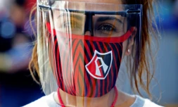 Une supporter de l'équipe de foot Atlas porte un double-masque avant le début d'un match au Mexique à Guadalajara, le 22 août 2020