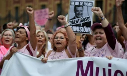 Des manifestants, dont une grande majorité de femmes, protestent contre la gestion des autorités régionales dans des retards de dépistage de cancer de sein, le 26 octobre 2025 à Séville