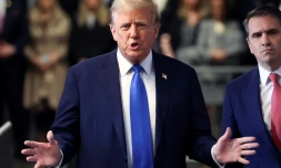 L'ex-président des Etats-Unis Donald Trump s'adresse aux médias à son arrivée au tribunal pénal de Manhattan avec son avocat Todd Blanche (d), à New York, le 22 avril 2024