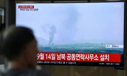 L'explosion par Pyongyang du bureau de liaison avec la Corée du sud à Kaesong est retransmise par la télévision sud-coréeene le 16 juin 2020 sur un écran dans une station ferroviaire à Séoul