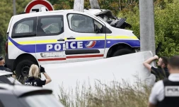 Une voiture de police endommagée dans un accident qui a fait quatre morts, dont trois policiers, le 21 mai 2023 près de Lille