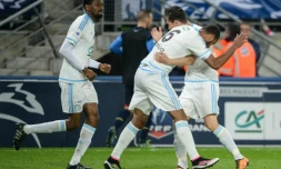 Le milieu de Marseille Florian Thauvin (à droite) se fait féliciter pour son but face à Sochaux en demi-finale de la Coupe de France, le 20 avril 2016 à Montbeliard