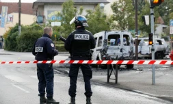 Des policiers devant le véhicule calciné de leurs collÚgues le 8 octobre 2016 à Viry-Chatillon