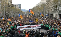 Manifestants devant les bureaux de la Commission européenne à Barcelone le 25 mars 2018 pour protester contre l'arrestation de Carles Puigdemont en Allemagne, à la demande de la justice espagnole. Il est écrit "Liberté pour prisonniers politiques" sur la banderole.