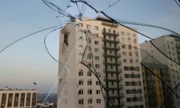 Vue sur un appartement endommagé par une attaque de drones ukrainienne dans un complexe résidentiel à Sapronovo dans la banlieue de Moscou en Russie le 11 mars 2025