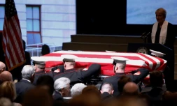 Des Marines portent le cercueil l'ancien astronaute John Glenn lors d'une cérémonie publique, le 17 décembre 2016 à Columbus (Ohio)