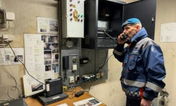 Rune Larsen, sous-officier de la Sécurité civile norvégienne, au téléphone lors d'une visite de presse de l'abri antiaérien de St. Hanshaugen, l'un des plus grands d'Oslo, le 18 mai 2026